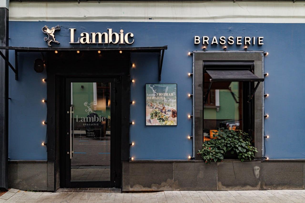 Фасад ресторана Lambic Brasserie вечером
